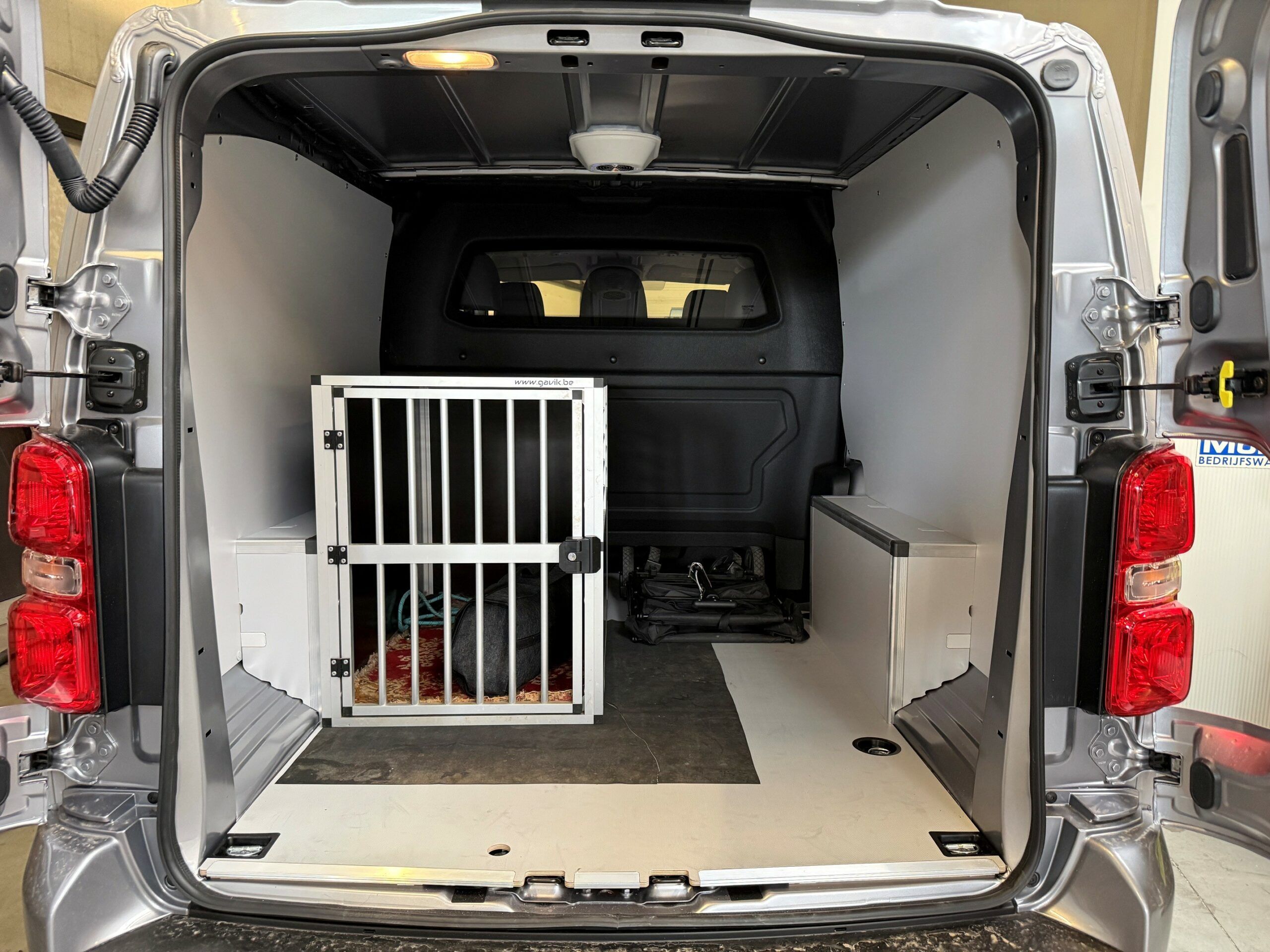 Bestelwagen Met Dakventilator En Hondenkooi